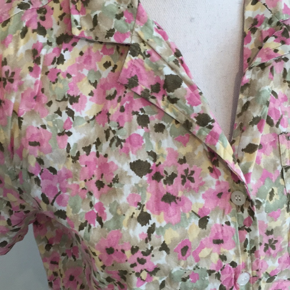 🌺Pretty floral button down🌺 - Picture 5 of 5